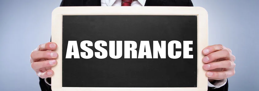 ASSURANCE Personne en costume tenant une ardoise sur laquelle est écrit Assurance
