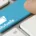 Doigt appuyant sur une touche bleue Mutuelle d'un clavier d'ordinateur