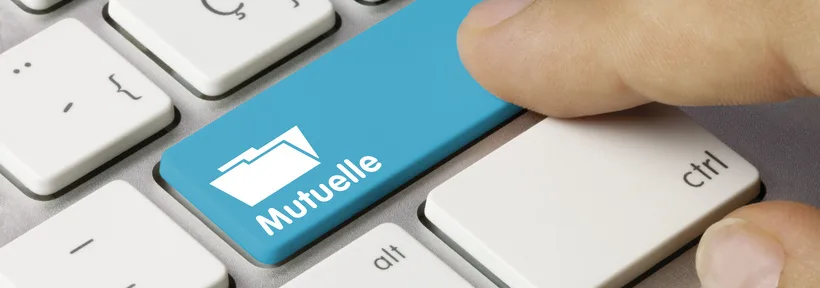 Doigt appuyant sur une touche bleue Mutuelle d'un clavier d'ordinateur