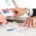 Mains autour de graphiques et d'un ordinateur portable lors d'une réunion de travail