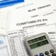 Documents comptables de profession libérale : bilan financier, situation de trésorerie, calculatrice et billets