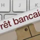 Intercalaire Prêt bancaire posé sur un clavier d'ordinateur