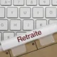 Intercalaire Retraite posé sur un clavier d'ordinateur