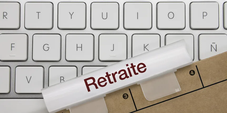 Retraite. Clavier Intercalaire Retraite posé sur un clavier d'ordinateur