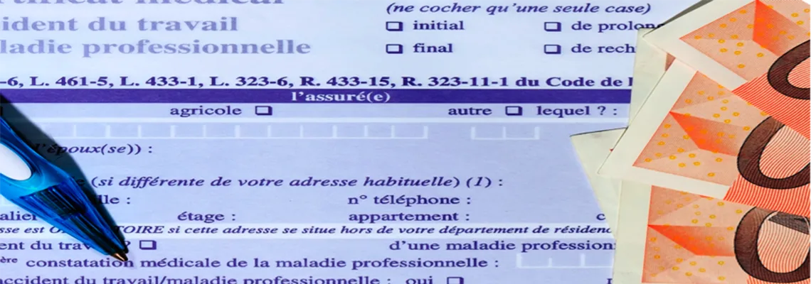 Formulaire d'accident du travail ou maladie professionnelle, avec un stylo et des billets de banque
