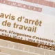 Gros plan sur un formulaire d'avis d'arrêt de travail de l'assurance maladie