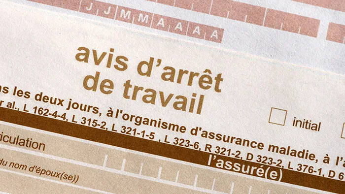 Gros plan sur un formulaire d'avis d'arrêt de travail de l'assurance maladie