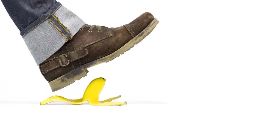 Chaussure sur le point de glisser sur une peau de banane