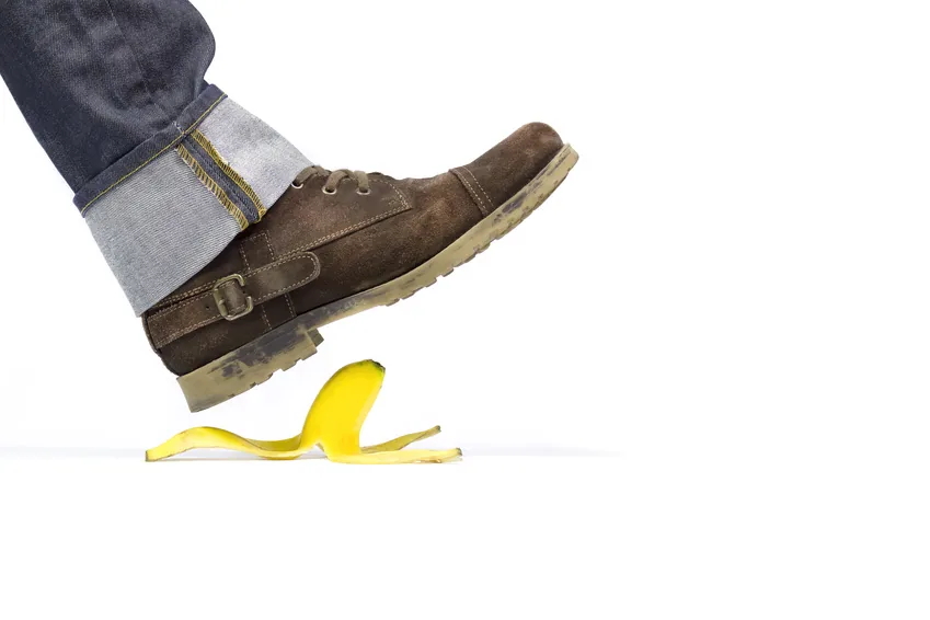 bandeau-accident-de-la-vie Chaussure sur le point de glisser sur une peau de banane