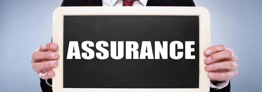 bandeau-assurance Homme en costume tenant une ardoise sur laquelle est écrit Assurance