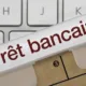 Intercalaire Prêt bancaire posé sur un clavier d'ordinateur