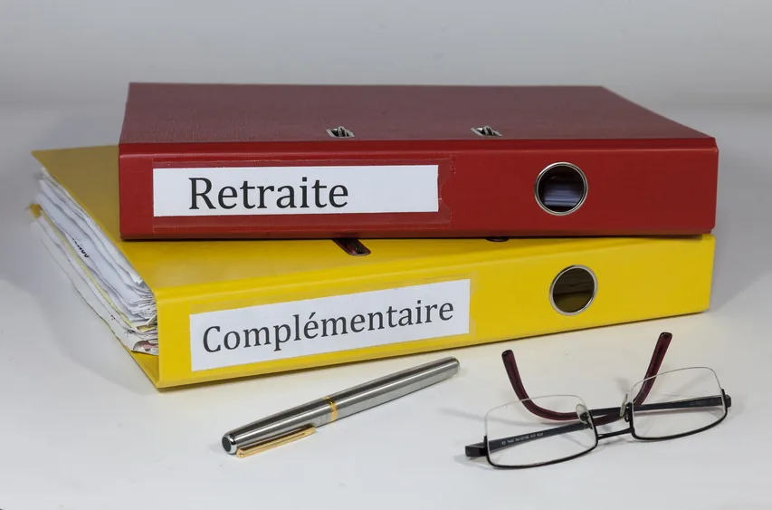 bandeau-retraite-complementaire Classeurs rouge Retraite et jaune Complémentaire avec un stylo et des lunettes